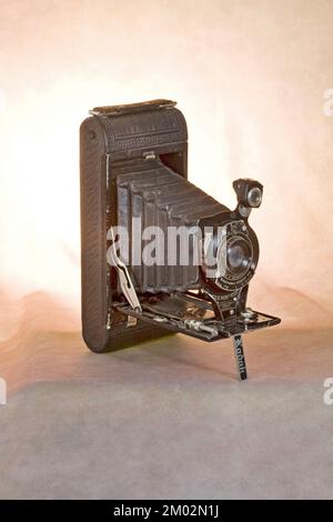 Un appareil photo de poche pliable Kodak vintage, 1926, 21/4 x 21/4 avec soufflets et des photos qui auraient pu être réalisées avec un appareil similaire. Banque D'Images