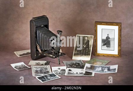 Un appareil photo de poche pliable Kodak vintage, 1926, 21/4 x 21/4 avec soufflets et des photos qui auraient pu être réalisées avec un appareil similaire. Banque D'Images