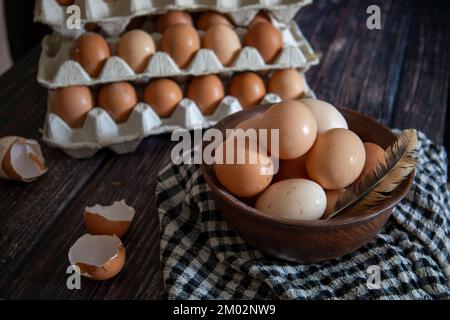 Oeufs de poulet dans une assiette en argile et plateaux sur la table Banque D'Images