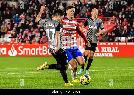 2 décembre 2022: GRENADE, ESPAGNE - DÉCEMBRE 2: Xeber Alkain de Deportivo Alaves tirer le ballon pour faire le premier du match entre Grenade CF et Deportivo Alaves de la Liga Smartbank sur 2 décembre 2022 à Nuevo Los Carmenes à Grenade, Espagne. (Credit image: © Samuel Carreño/PX Imagens via ZUMA Press Wire) Banque D'Images