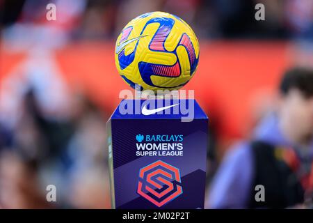 Le ballon de match de la Super League féminine de football Manchester United Women contre Aston Villa Women à Old Trafford, Manchester, Royaume-Uni, 3rd décembre 2022 (photo de Conor Molloy/News Images) Banque D'Images