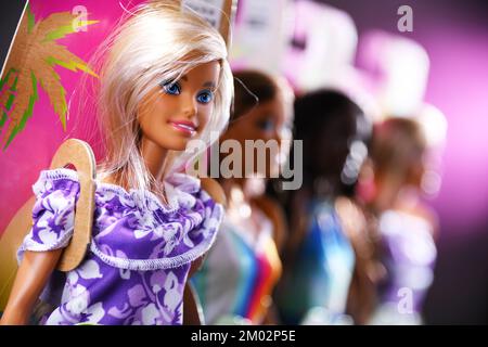 POZNAN, POL - SEP 23, 2021: Collection de poupées Barbie de l'océan, en plastique recyclé Banque D'Images