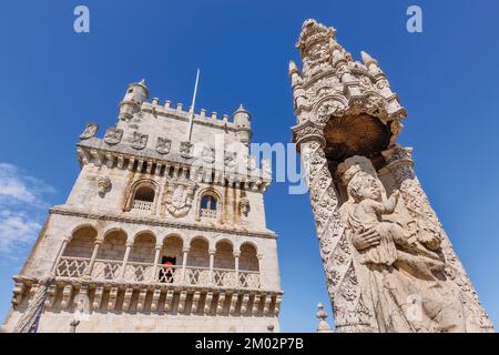 Lisbonne, Portugal. La Torre de Belem datant du 16th siècle ou la Tour de Belem. La tour et l'image de la Vierge à l'enfant sur la terrasse du rempart. Le bâtiment Banque D'Images