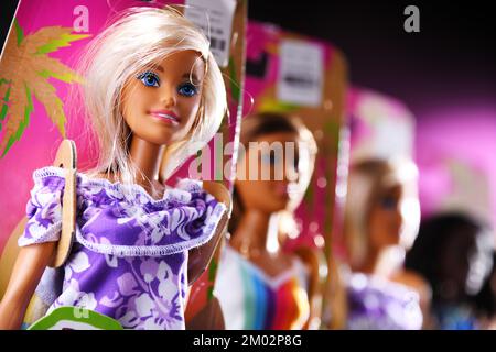 POZNAN, POL - SEP 23, 2021: Collection de poupées Barbie de l'océan, en plastique recyclé Banque D'Images