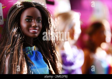 POZNAN, POL - SEP 23, 2021: Collection de poupées Barbie de l'océan, en plastique recyclé Banque D'Images