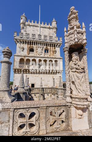 Lisbonne, Portugal. La Torre de Belem datant du 16th siècle ou la Tour de Belem. La tour et l'image de la Vierge à l'enfant sur la terrasse du rempart. Le bâtiment Banque D'Images