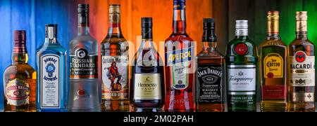 POZNAN, POL - 05 AOÛT 2021 : bouteilles de diverses marques internationales de spiritueux durs, dont le whisky, la vodka, la tequila et le gin Banque D'Images