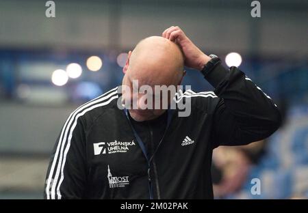 Chomutov, République tchèque. 03rd décembre 2022. L'entraîneur de la plupart Jiri Hanus réagit pendant le groupe de la Ligue des champions de handball féminin 7th Un jeu de la plupart contre Kristiansand à Chomutov, République Tchèque, 3 décembre 2022. Crédit : Jan Stastny/CTK photo/Alay Live News Banque D'Images