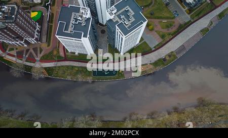Vol au-dessus de la ville depuis un quadricoptère Banque D'Images