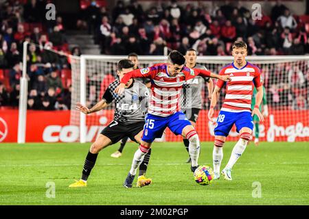 2 décembre 2022: GRENADE, ESPAGNE - DÉCEMBRE 2: Carlos Neva contrôle le ballon pendant le match entre Grenade CF et Deportivo Alaves de la Liga Smartbank sur 2 décembre 2022 à Nuevo Los Carmenes à Grenade, Espagne. (Credit image: © Samuel Carreño/PX Imagens via ZUMA Press Wire) Banque D'Images