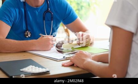 Le médecin diagnostique le patient en examinant les résultats des ultrasons. Banque D'Images