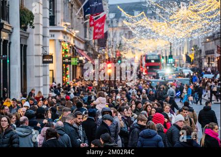 Londres, Royaume-Uni. 3rd décembre 2022. Malgré la crise du coût de la vie, il y a encore beaucoup de gens qui font du shopping sur Regent Street dès le début de la période de Noël. Crédit : Guy Bell/Alay Live News Banque D'Images