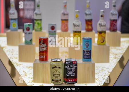 Kiev, Ukraine - 04 novembre 2021: Jack Daniels Tennessee boîtes à cocktail au miel et au whisky et autres boissons à l'exposition du vin et des spiritueux, événement principal Banque D'Images