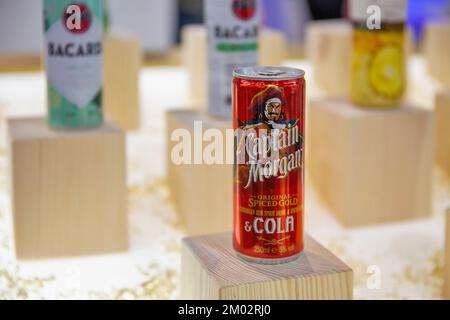Kiev, Ukraine - 04 novembre 2021: Le cocktail Captain Morgan peut au salon du vin et des spiritueux, événement principal pour le marché du vin et des spiritueux en Europe de l'est Banque D'Images