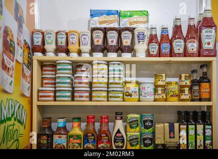 Kiev, Ukraine - 04 novembre 2021: Divers produits alimentaires sur les étagères à l'exposition du vin et des spiritueux, événement principal pour le marché du vin et des spiritueux dans l'est Banque D'Images