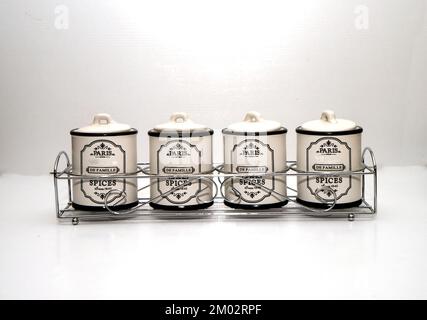 Herbes et épices en pots d'argent, isolés sur fond blanc. Banque D'Images