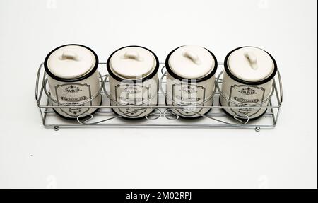 Herbes et épices en pots d'argent, isolés sur fond blanc. Banque D'Images