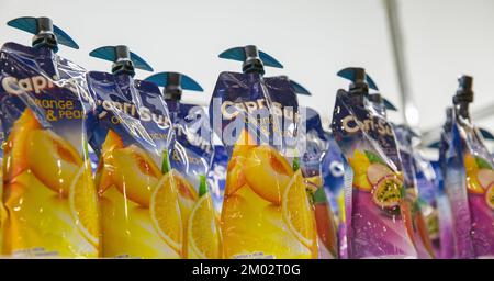 Kiev, Ukraine - 04 novembre 2021: Jus et nectars clôture Capri-Soleil à l'exposition vin et spiritueux. C'est une marque allemande de concentré de jus de drin Banque D'Images