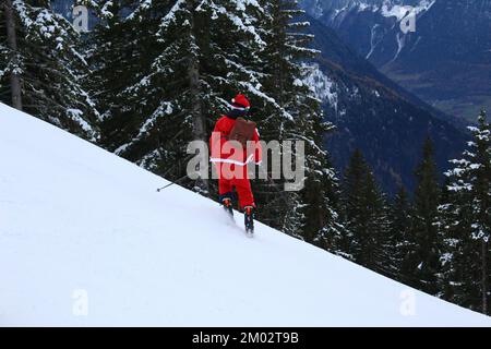 Verbier, Suisse. 3rd décembre 2022. La saison d'hiver s'ouvre officiellement dans le domaine skiable de Verbier 4Vallées. Selon la tradition, des milliers de skieurs et de snowboarders s'habillent comme St. Nicholas ou le Père Noël et bénéficiez d'une réduction sur le ski pour la journée. Credit: Aldercy Carling/ Alamy Live News Banque D'Images