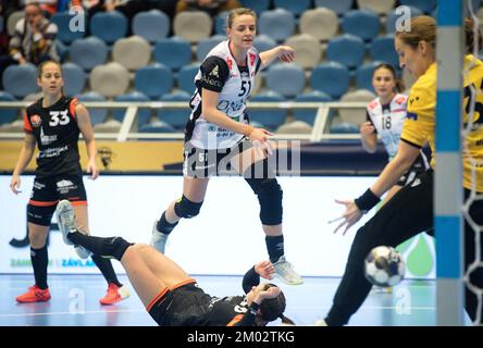 Chomutov, République tchèque. 03rd décembre 2022. Marketa Jerabkova de Kristiansand, à gauche, et Dominika Mullnerova de MOST, à droite, en action pendant le groupe de la Ligue des champions de handball féminin 7th un match de la plupart contre Kristiansand à Chomutov, République Tchèque, 3 décembre 2022. Crédit : Jan Stastny/CTK photo/Alay Live News Banque D'Images