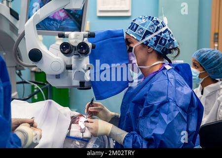 Médecin effectuant une chirurgie oculaire sur le patient. Banque D'Images