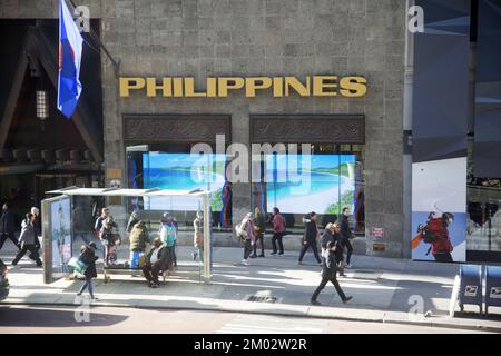 Les piétons marchent le long de 5th Avenue passé le Centre philippin à New York. Banque D'Images