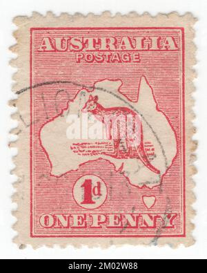 AUSTRALIE — 1913: Timbre-poste de carmin de 1 pence représentant le kangourou et la carte de l'Australie. L'Australie est le continent habité le plus ancien, le plus plat et le plus sec, avec les sols les moins fertiles. C'est un pays megadiverse, et sa taille lui donne une grande variété de paysages et de climats, avec des déserts au centre, des forêts tropicales humides dans le nord-est, et des chaînes de montagnes dans le sud-est. Le kangourou est un symbole reconnaissable de l'Australie. Première émission de timbres-poste australiens. Le kangourou et l'émeu se trouvent sur les armoiries australiennes Banque D'Images