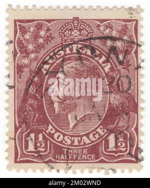 AUSTRALIE — 1924: Un timbre-poste de 1½ pence brun-rouge montrant le portrait du roi George V (George Frederick Ernest Albert) était roi du Royaume-Uni et des dominions britanniques, et empereur de l'Inde, du 6 mai 1910 jusqu'à sa mort en 1936. Né sous le règne de sa grand-mère, la reine Victoria, George est le deuxième fils d'Albert Edward, prince de Galles, et est troisième dans la ligne de succession au trône britannique derrière son père et son frère aîné, le prince Albert Victor Banque D'Images