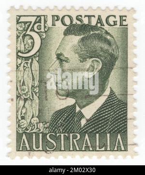 AUSTRALIE — 1951: Un timbre-poste vert terne de 3 penses montrant le portrait du roi George VI (Albert Frederick Arthur George; 14 décembre 1895 – 6 février 1952). Il fut roi du Royaume-Uni et dominions du Commonwealth britannique du 11 décembre 1936 jusqu'à sa mort en 1952. Il fut simultanément le dernier empereur de l'Inde jusqu'en août 1947, quand l'Empire britannique fut dissous. Le futur George VI est né sous le règne de sa arrière-grand-mère la reine Victoria; il a été nommé Albert à la naissance après son arrière-grand-père Albert, le prince Consort, et a été connu sous le nom de 'Bertie' Banque D'Images