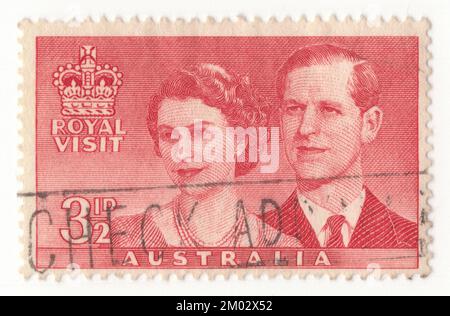 AUSTRALIE — 1954: Timbre-poste rouge à motif de 3½ pence représentant le portrait d'Elizabeth II et du duc d'Édimbourg. Visite de la reine Elizabeth II et du duc d'Édimbourg en Australie. Elizabeth II a été la première monarque en titre de l'Australie à mettre le pied sur le sol australien, arrivant à terre à Farm Cove, Sydney, le 3 février 1954. Elle a entrepris un voyage à travers le territoire de la capitale australienne, la Nouvelle-Galles du Sud, la Tasmanie, Victoria, Queensland, Australie du Sud et Australie occidentale, y compris accueillir 70 000 anciens militaires et femmes au Melbourne Cricket Ground et ouvrir le Parlement australien Banque D'Images