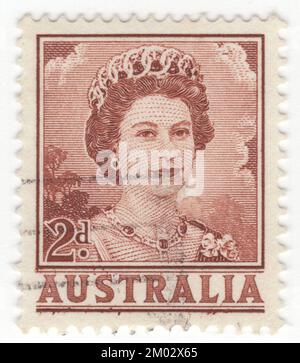AUSTRALIE — 1962 21 mars: Timbre-poste brun rouge de 2 pence représentant des portraits de la reine Élisabeth II, monarque dominant de l'Australie. Elizabeth II (Elizabeth Alexandra Mary) fut reine du Royaume-Uni et d'autres royaumes du Commonwealth du 6 février 1952 jusqu'à sa mort en 2022. Elle était reine régnant de 32 États souverains au cours de sa vie, et était chef d'état de 15 royaumes au moment de sa mort. Son règne de 70 ans et 214 jours fut le plus long de tout monarque britannique et le plus long règne vérifié de tout monarque féminin de l'histoire Banque D'Images