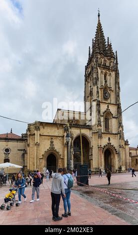 Oviedo, Espagne - 3 décembre 2022: Cathédrale d'Oviedo sur la Plaza Alfonso II el Casto dans les Asturies. Espagne Banque D'Images