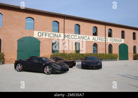 Modène, Italie, année 2022, Museo Enzo Ferrari, prototypes de voitures de sport Ferrari exposés devant le musée Banque D'Images