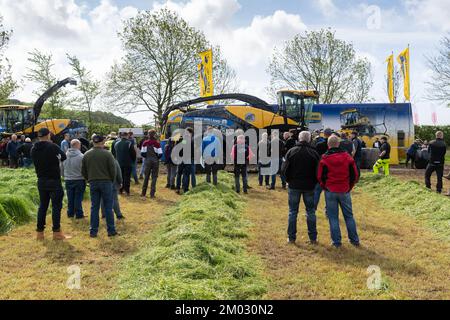 Les agriculteurs qui assistent à Scotgrass, un événement sur les prairies où les agriculteurs peuvent se pencher sur les dernières technologies en matière d'équipement d'ensilage. Dumfries, Royaume-Uni. Banque D'Images