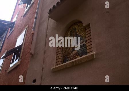 Niche votive sur la façade d'un bâtiment vu de dessous Banque D'Images