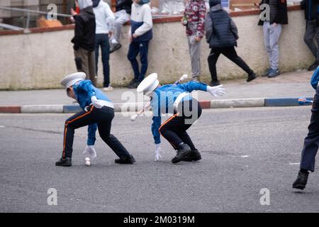 Londonderry, Royaume-Uni. 3 décembre 2022. Jeunes musiciens défilant avec les apprentis Boys de Derry dans le domaine loyaliste de la Fontaine au centre-ville lors de la fermeture des portes 2022. Crédit : Steve Nimmons/Alamy Live News Banque D'Images