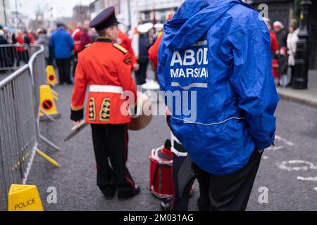 Londonderry, Royaume-Uni. 3 décembre 2022. Les apprentis garçons de Derry marshal en blouson bleu à la fermeture des portes 2022. Crédit : Steve Nimmons/Alamy Live News Banque D'Images