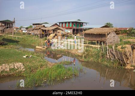 Village près de Nyaung Shwe Town Inle Lake Myanmar Banque D'Images