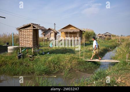 Village près de Nyaung Shwe Town Inle Lake Myanmar Banque D'Images