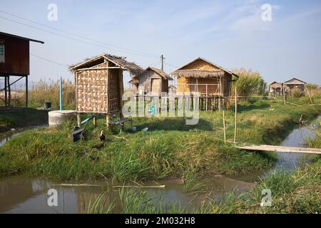 Village près de Nyaung Shwe Town Inle Lake Myanmar Banque D'Images