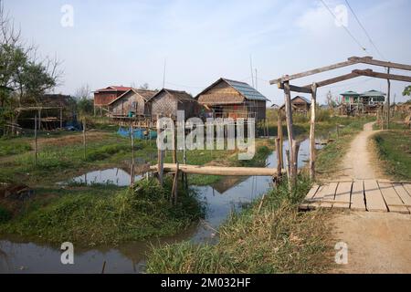 Village près de Nyaung Shwe Town Inle Lake Myanmar Banque D'Images