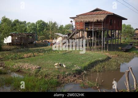 Village près de Nyaung Shwe Town Inle Lake Myanmar Banque D'Images