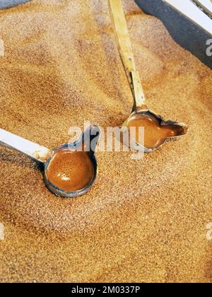 Préparation de café naturel en Turcs sur le sable. Café turc Banque D'Images