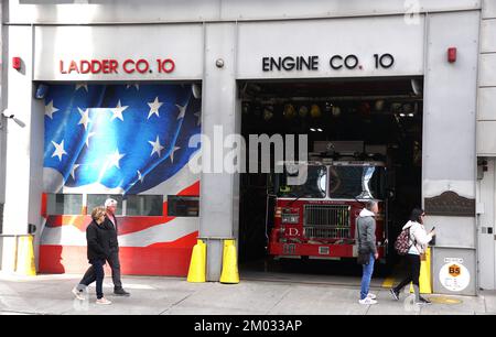 New York City, États-Unis - 31 octobre 2022 - l'entrée principale du Service des incendies Ladder Co 10 Banque D'Images