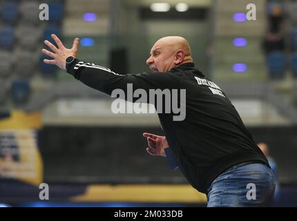 Chomutov, République tchèque. 03rd décembre 2022. L'entraîneur de la plupart Jiri Hanus réagit pendant le groupe de la Ligue des champions de handball féminin 7th Un jeu de la plupart contre Kristiansand à Chomutov, République Tchèque, 3 décembre 2022. Crédit : Jan Stastny/CTK photo/Alay Live News Banque D'Images