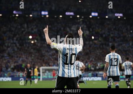 Doha, Qatar. 03rd décembre 2022. Lionel Messi, un avant-projet argentin, célèbre après avoir marqué un but contre l'Australie lors du match de la coupe du monde FIFA Qatar 2022 au stade Ahmad Bin Ali à Doha, Qatar, sur 3 décembre 2022.(Alejandro PAGNI / PHOTOXPHOTOTO) crédit : Alejandro Pagni/Alamony Live News Banque D'Images