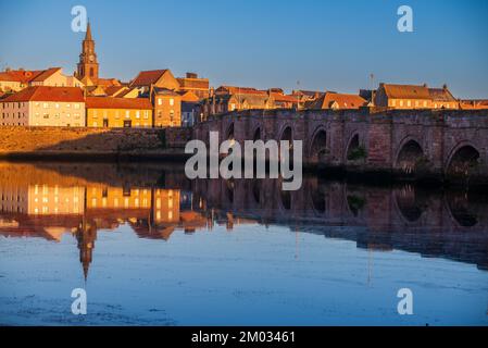 Berwick sur Tweed et le vieux pont construit sur les ordres du roi James I après l'Union des couronnes vues de Tweedmouth Banque D'Images