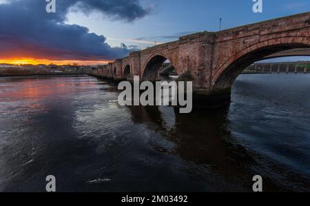 Le vieux pont de Berwick sur Tweed vu du côté de Berwick, construit sur les ordres de James I après l'Union des couronnes. Banque D'Images