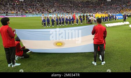 Doha, Katar. 03rd décembre 2022. Firo : 3 décembre 2022, football, football, coupe DU MONDE de la FIFA 2022 QATAR, coupe du monde 2022 Qatar, coupe du monde 2022 Qatar, tour de seize, tour de seize, match 50, Argentine - Australie, équipe, drapeau Argentine crédit : dpa/Alamy Live News Banque D'Images