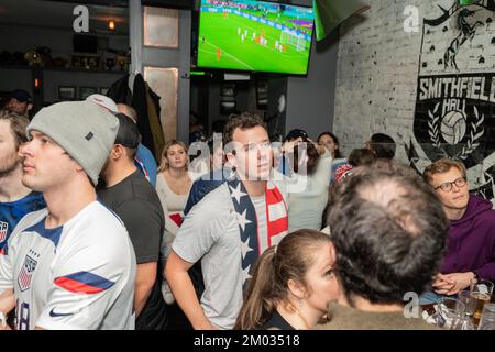 Les fans de l'équipe de football des États-Unis ont réagi pendant le match contre les pays-Bas à la coupe du monde du Qatar au Smithfield Hall de New York sur 3 décembre 2022 Banque D'Images